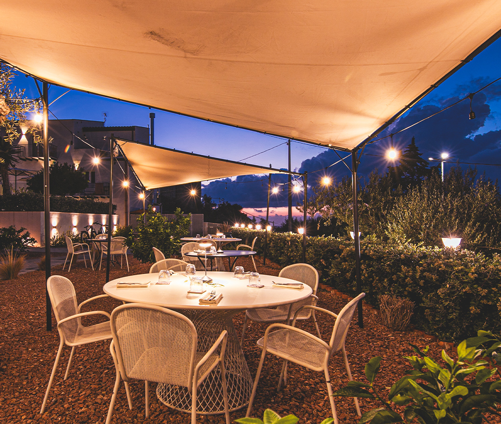 Il Cappero di Villa Totò è un ristorante a Cefalù che promette un'immersione nei sapori autentici del mediterraneo